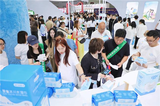 」亮相武汉生活用纸国际科技展览会AG真人国际厅可心柔「柔软世界(图4)